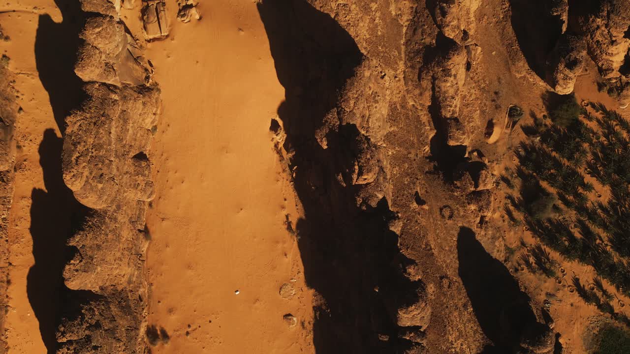 vista aérea de arriba hacia abajo del desierto en al ula, arabia saudita