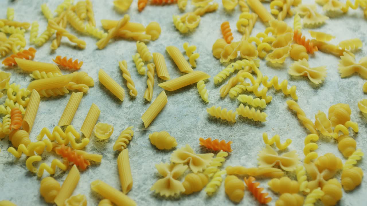 diferentes macarrones puestos en desorden