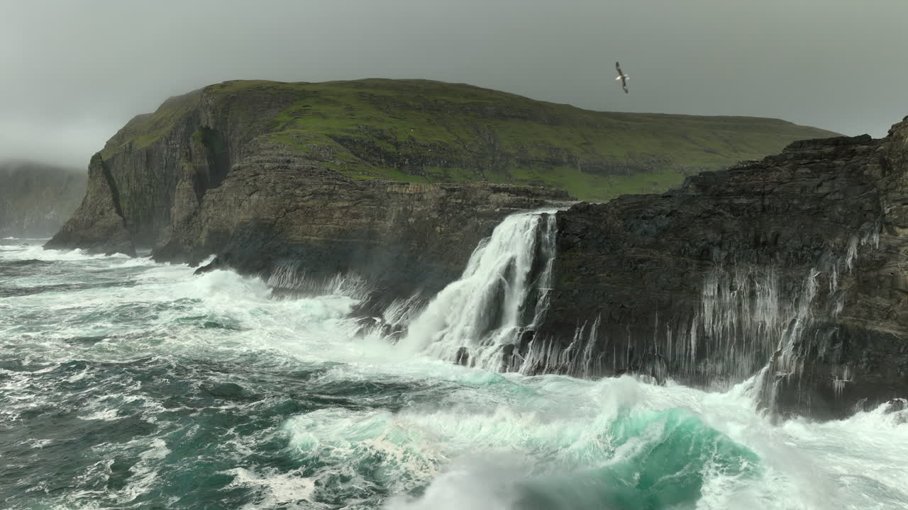 hermosa cascada de sørvágsvatn, océano salvaje islas feroe aérea