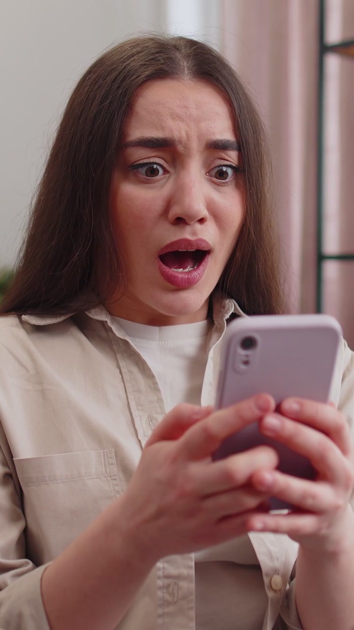 Una joven triste usa un teléfono inteligente sorprendida por malas noticias pérdida de fortuna fallo de los resultados de la lotería fecha límite