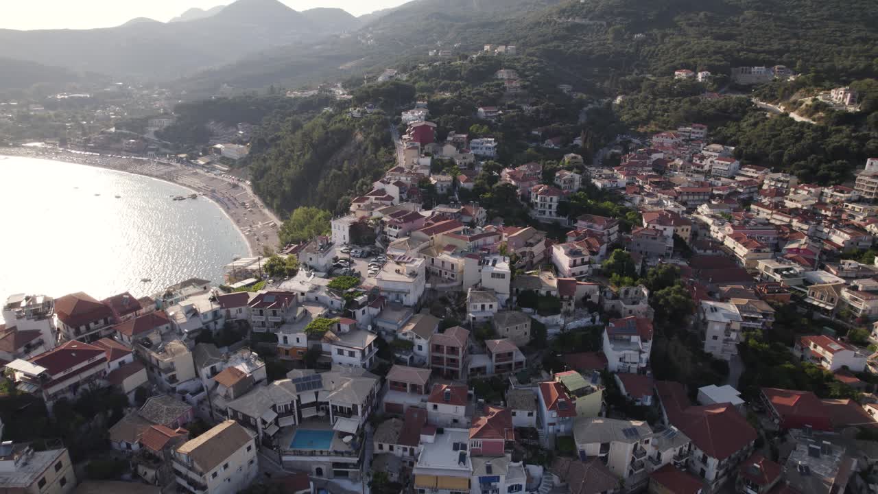 antena sobre la pintoresca ciudad balnearia de parga - vista de la playa turística de valtos