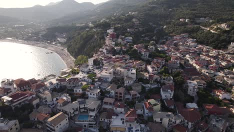 Antenne-über-Dem-Malerischen-Badeort-Parga---Blick-Auf-Den-Touristischen-Valtos-Strand