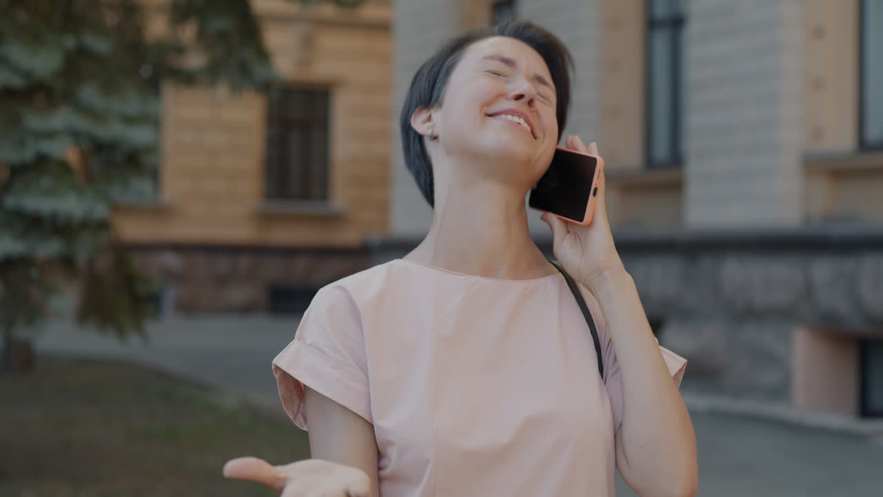 야외에서 전화 통화하는 여자