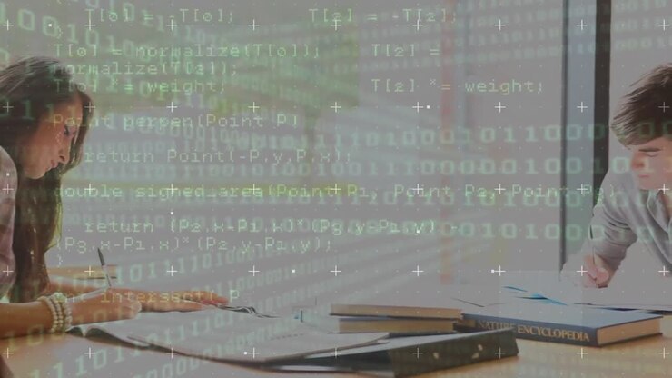 Animazione di codice binario e linguaggio di programmazione su studenti caucasici che studiano alla scrivania