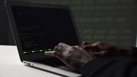 Codificación-De-Primer-Plano-En-Pantalla,-Manos-De-Hombre-Codificando-Html-Y-Programación-En-Pantalla-Portátil-Cerca-De-Un-Proyector,-Web-De-Desarrollo,-Desarrollador