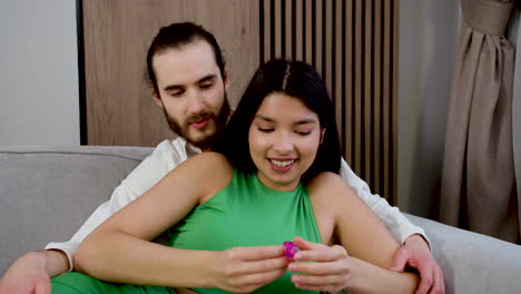 una pareja besándose en el sofá.