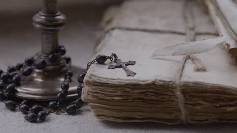 los eruditos antiguos estudian los textos religiosos en rollos y documentos - historia y fe