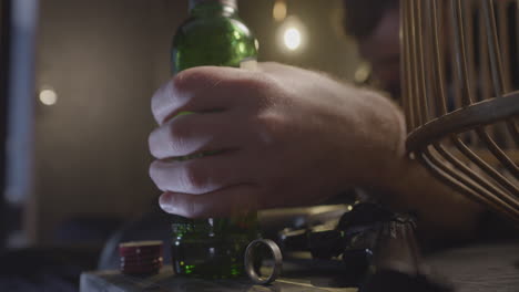 Nahaufnahme-Der-Hand-Eines-Betrunkenen-Mannes,-Der-Eine-Alkoholflasche-Hält
