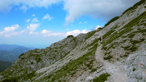 Este-Video-Aéreo-Muestra-Los-Alpes-Kamnik-savinja-En-Eslovenia