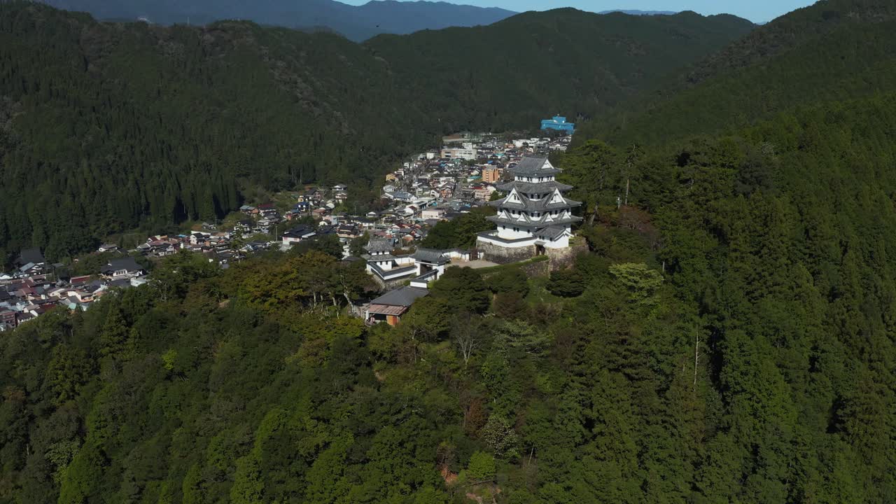 gifu japón, castillo de gujo hachiman parado sobre un pueblo rural en las montañas