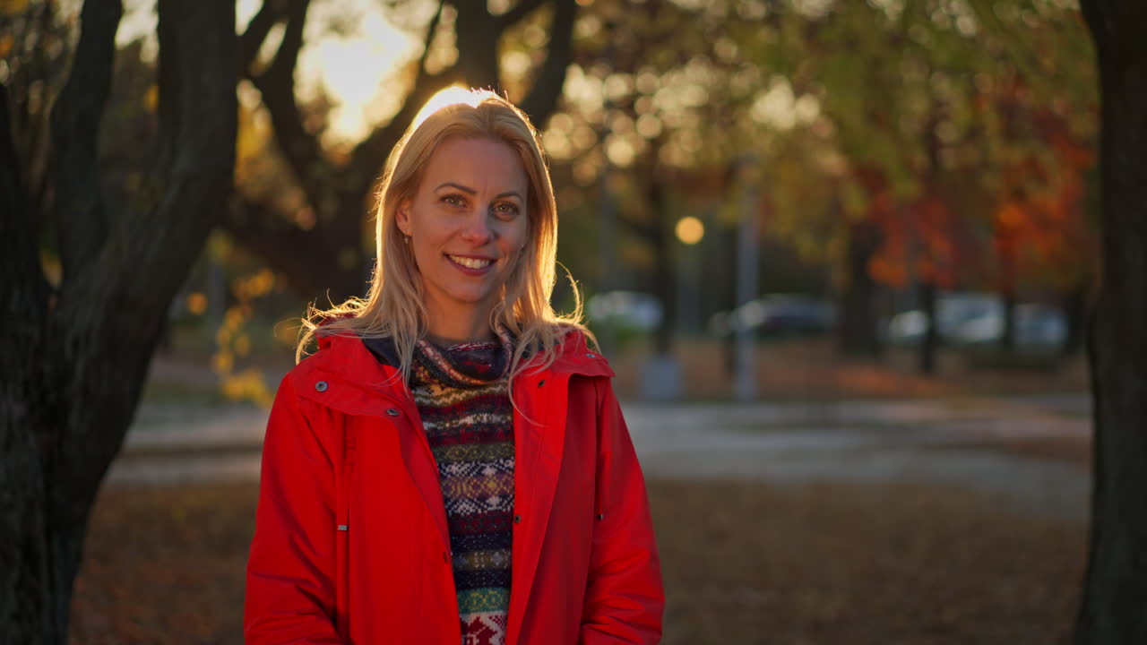 Ritratto di una donna con un cappotto rosso in autunno