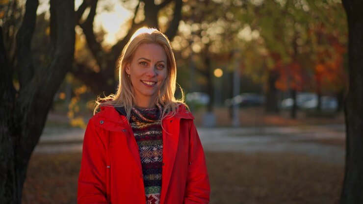 Ritratto di una donna con un cappotto rosso in autunno