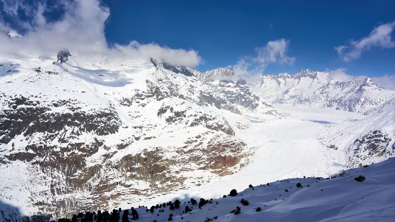 panorámica del lapso de tiempo de invierno con vistas al impresionante glaciar aletsch en las montañas nevadas de los alpes suizos