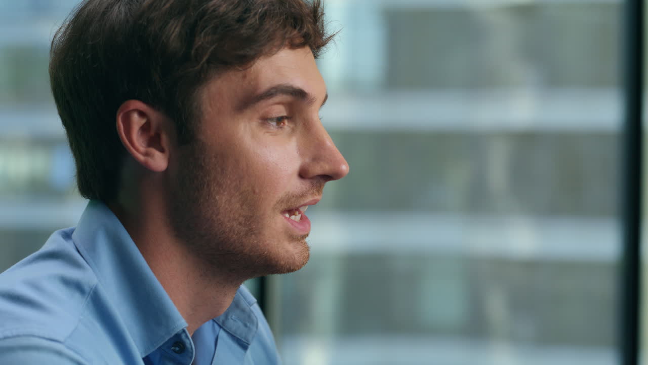 gerente sonriente saludando videoconferencia de primer plano. hombre de negocios hablando con clientes
