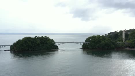 largo puente peatonal y bahia principe grand cayacoa resort, bahía de samana en república dominicana