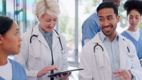 Doctors,-talking-and-walking-with-tablet