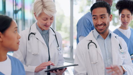 médicos, hablando y caminando con la tableta