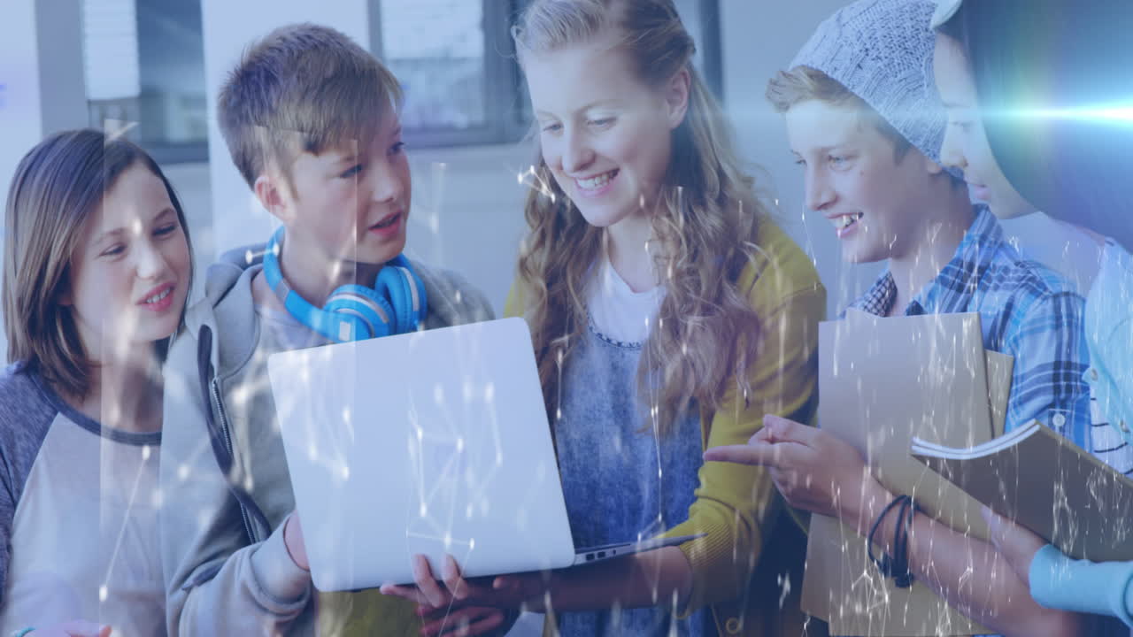 노트북을 사용하는 행복한 다양한 십대 학생들의 그룹을 가로지르는 조명의 애니메이션