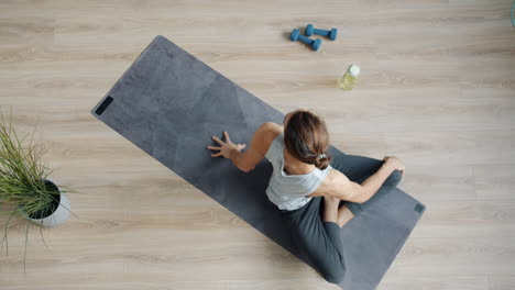 hombre practicando yoga en casa