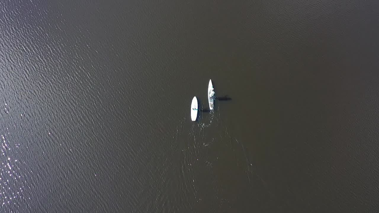 vista aérea de dos personas haciendo paddleboard