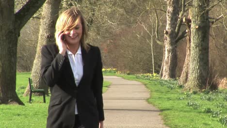 Businesswoman-talking-on-mobile-phone