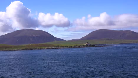 una isla remota cerca de las islas orkney de escocia