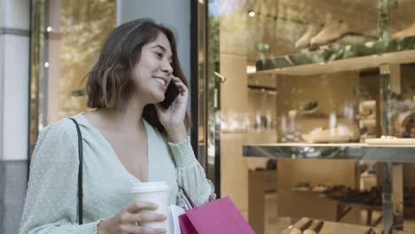 mujer latina feliz hablando por teléfono inteligente y sonriendo