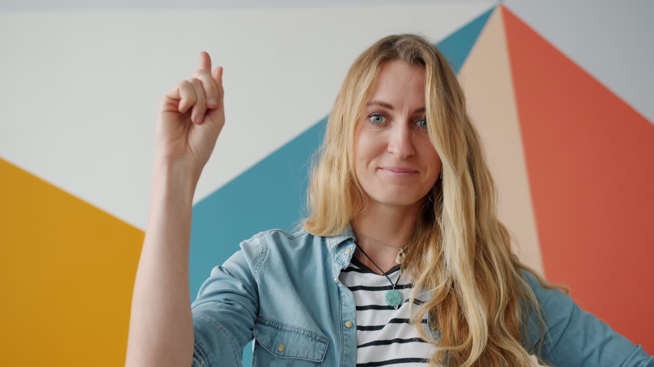 Una mujer apuntando a algo.