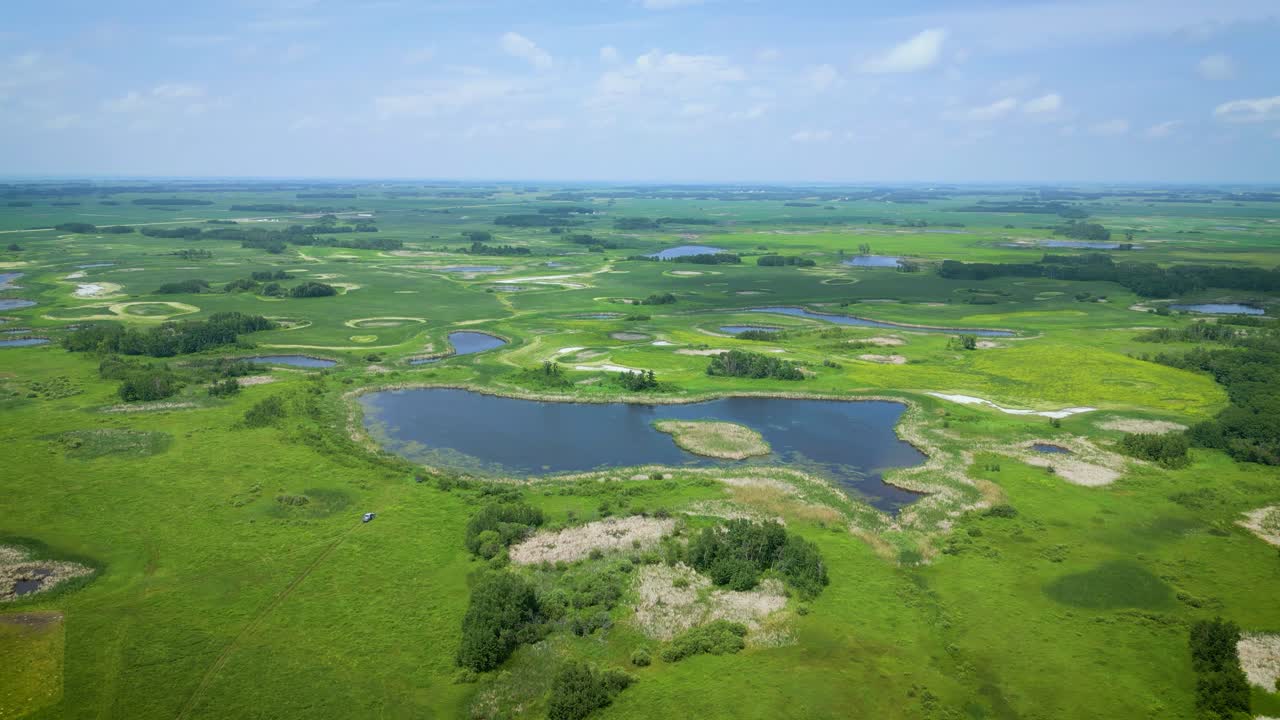 긴 클립 느린 모션 도 드론 여름 캐나다 생물 다양성 습지 호수 필드 초원 농경지 환경 자연 매니토바 사스캐처완 앨버타 풍경 파란 하늘 숲 서부 캐나다