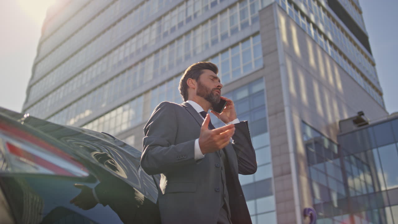 abogado profesional de consultoría teléfono móvil en la calle de negocios. hombre de negocios llamando
