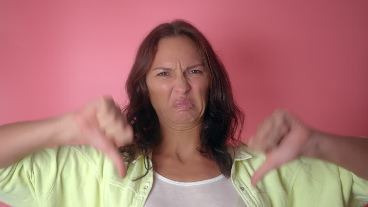 la mujer desaprueba.