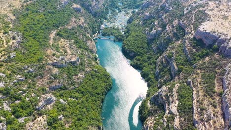 Vista-Aérea-Superior-Sobre-El-Río-Krka-En-Verano