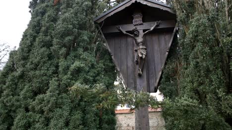crucifijo de madera en un entorno de jardín
