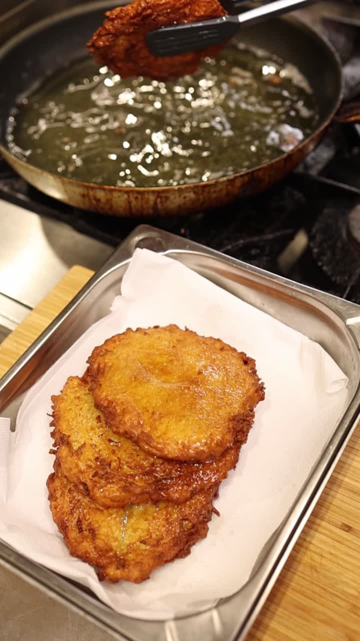 Fritando Bolinhos de Batata Dourados em uma Frigideira Quente