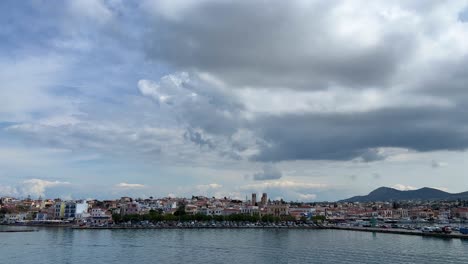 Mar-Egeo-Desde-Atenas-Durante-El-Día-Cerca-Del-Puerto.