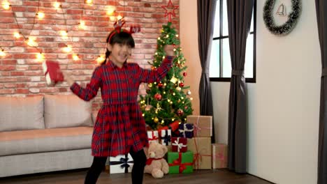 un niño hermoso sostiene una caja de regalos y baila