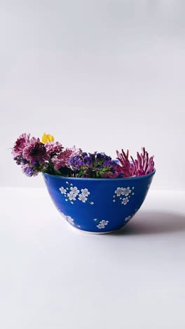 cuenco azul con flores