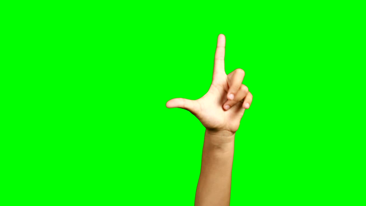 primer plano de un niño haciendo gestos con la mano