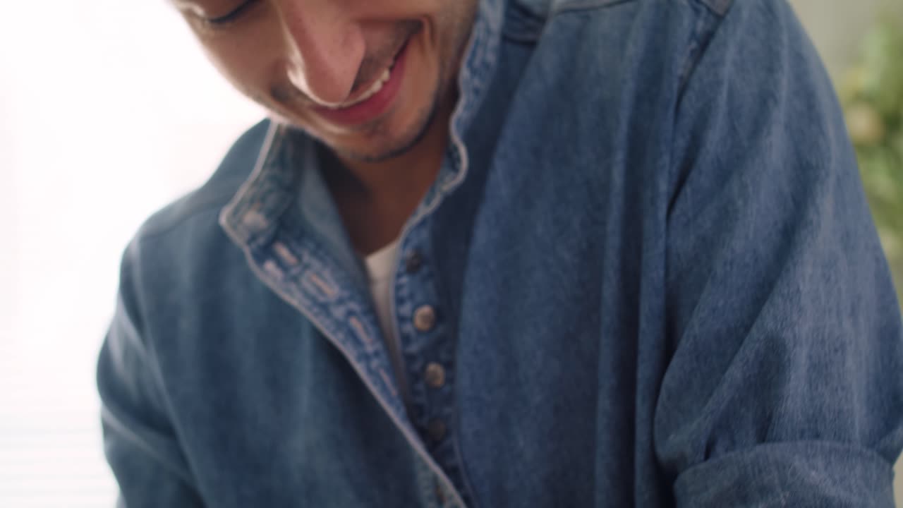 주방 에서 반죽 을  ⁇ 는 사람 의  ⁇ 드헬드 비디오 쇼