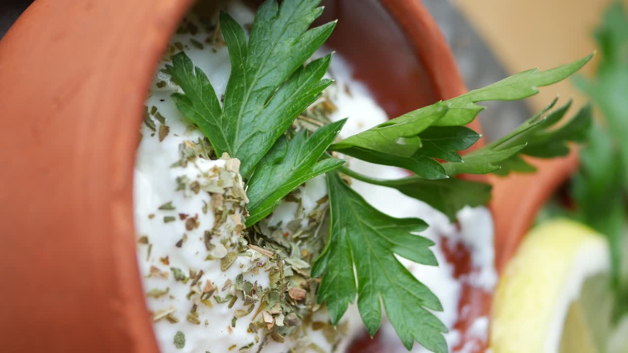 una deliciosa salsa de yogur con perejil fresco