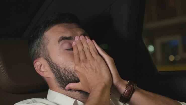 uomo addormentato sul sedile posteriore