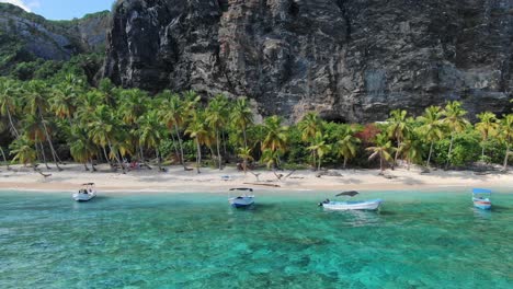 vista desde un avión no tripulado de la playa fronton y los barcos en las galeras samaná, república dominicana