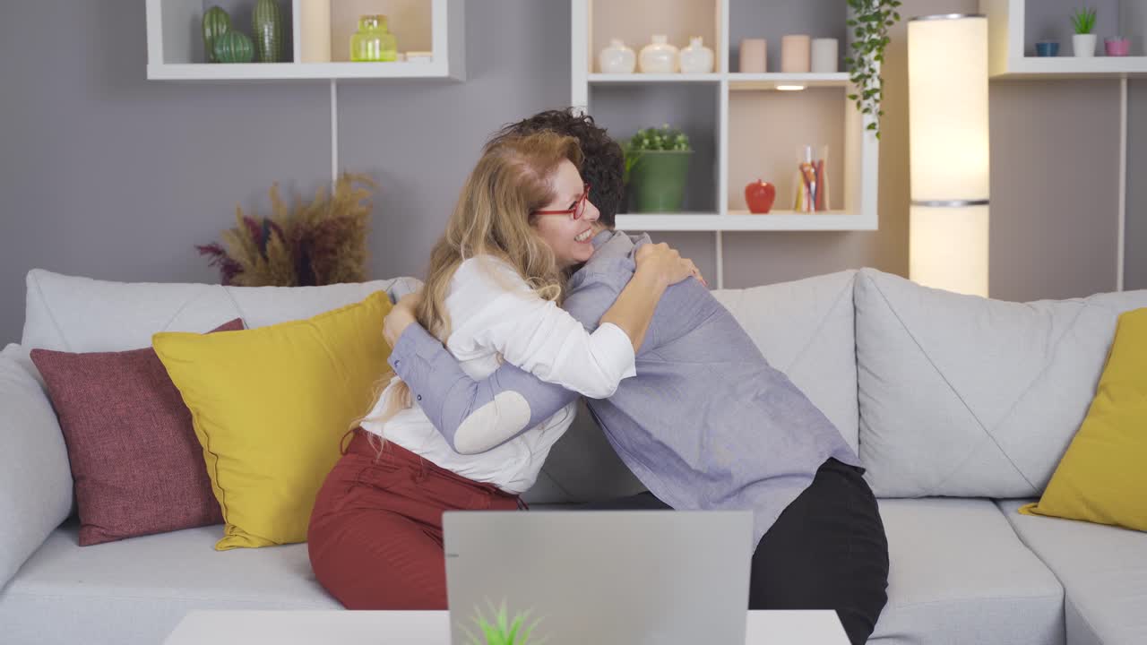 madre y hijo alegres. buenas noticias.