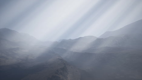 sun rays against the backdrop of the mountains