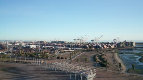 Un-Gran-Sitio-De-Envío-Industrial-Al-Sol-De-La-Tarde