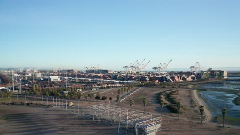 un gran sitio de envío industrial al sol de la tarde