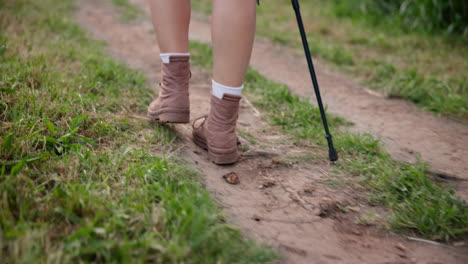 mujer caminando por un sendero de tierra