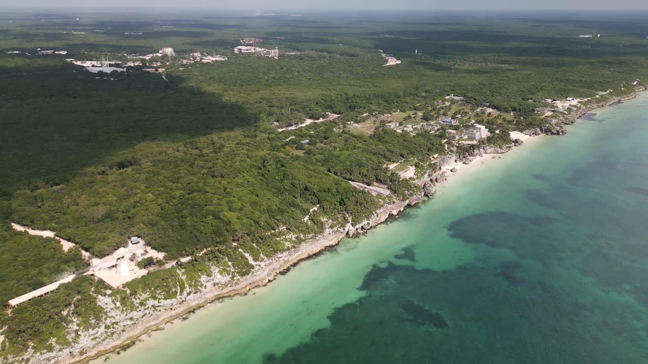 drone por encima de las ruinas del sitio histórico maya en tulum méxico