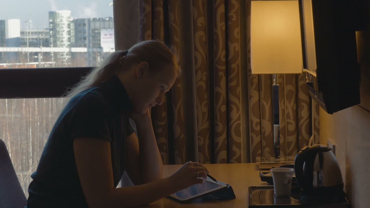 작업을 위해 태블릿 pc를 사용하는 여성