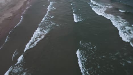 Choppy-waves-on-lake-Michigan-in-early-Winter